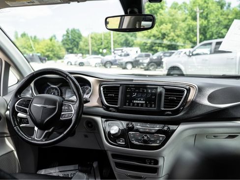 Used 2019 Chrysler Pacifica Touring-L FWD image 7