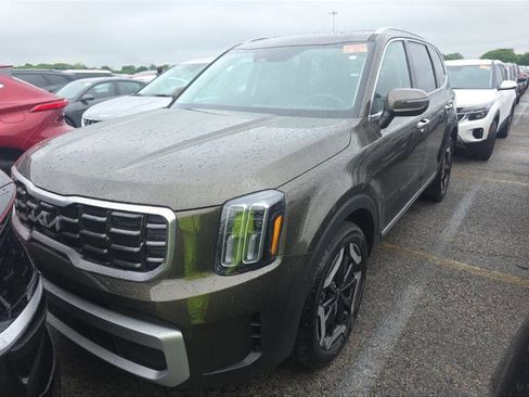 Used 2025 Kia Telluride S FWD image 2