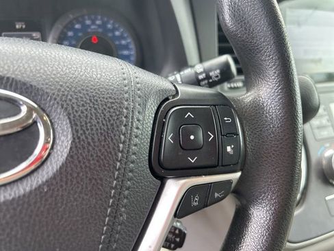 Used 2020 Toyota Sienna L image 18