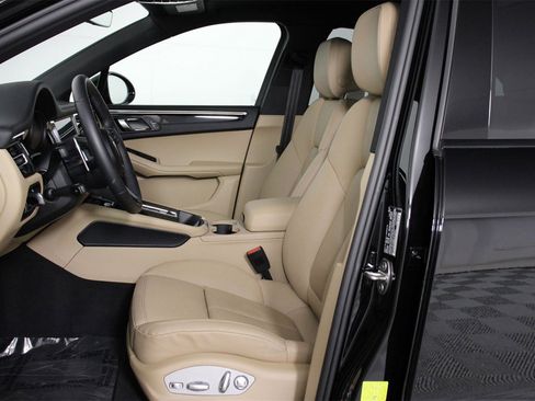 Certified 2025 Porsche Macan image 5