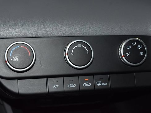 Used 2021 Hyundai Elantra SE FWD image 13