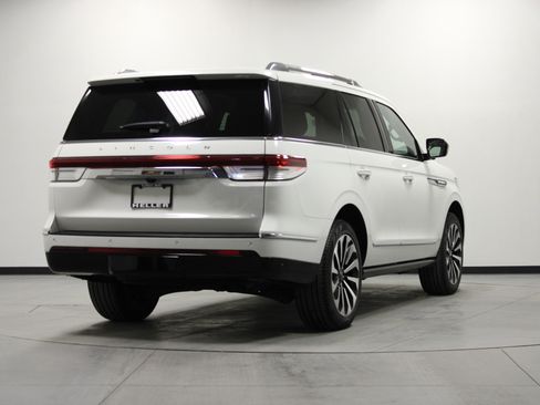 Used 2022 Lincoln Navigator Reserve image 4