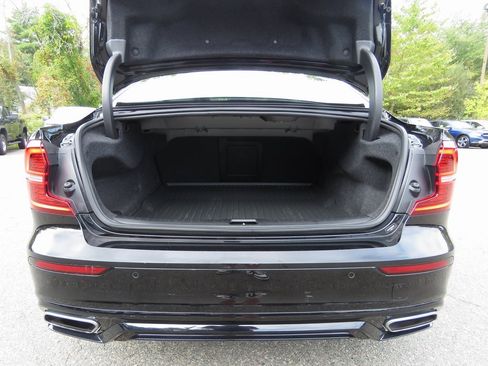 Used 2022 Volvo S60 B5 Momentum w/ Premium Package image 18