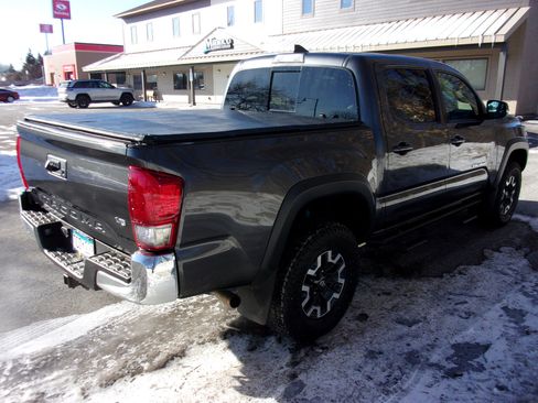 Used 2017 Toyota Tacoma TRD Off-Road image 5