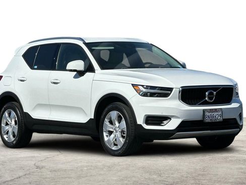 Used 2020 Volvo XC40 T4 Momentum FWD image 9