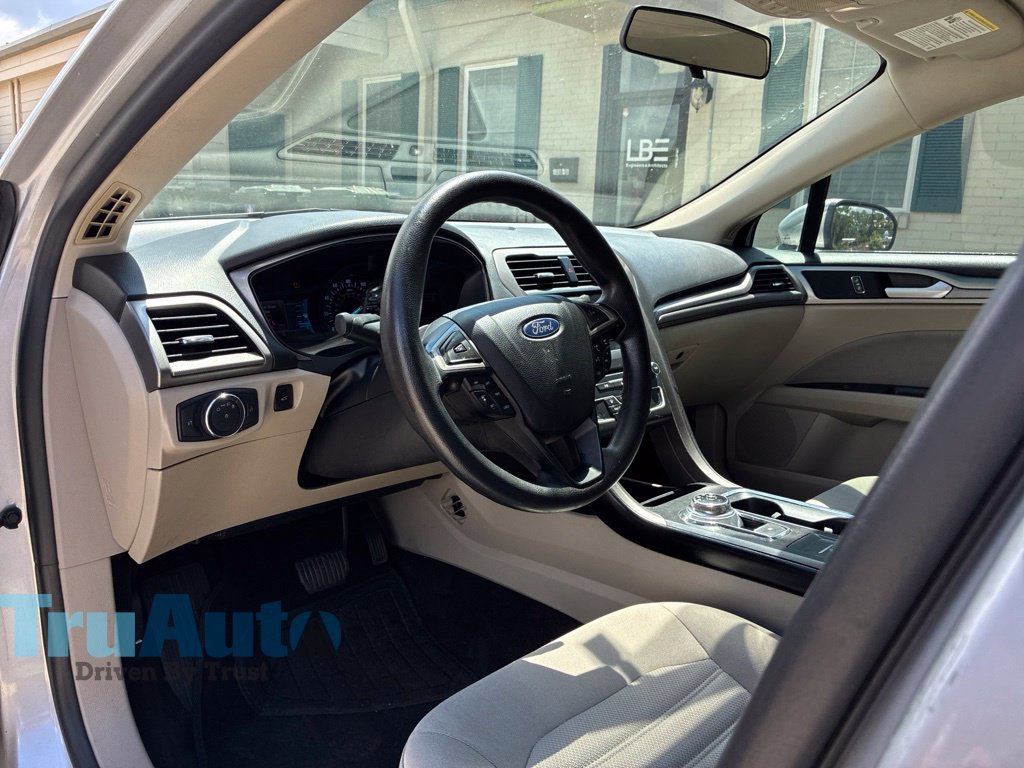 Used 2018 Ford Fusion SE w/ Fusion SE Technology Package FWD image 26