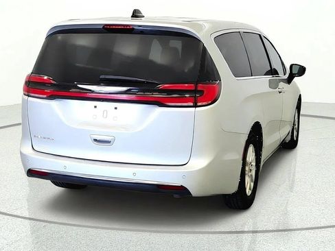 Used 2024 Chrysler Pacifica Touring-L FWD image 5