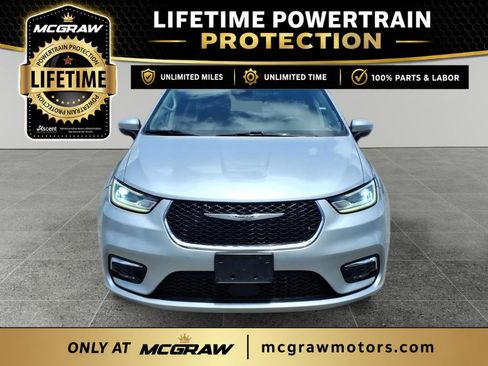 Used 2023 Chrysler Pacifica Touring-L FWD image 5