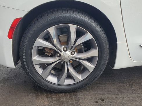 Used 2019 Chrysler Pacifica Limited w/ Tire & Wheel Group image 6