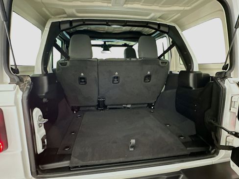 Used 2025 Jeep Wrangler Sahara image 29