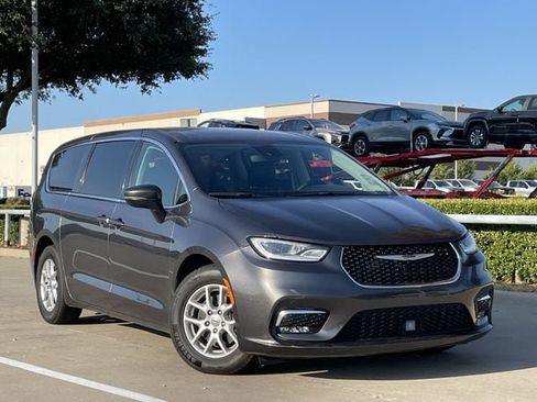 Used 2023 Chrysler Pacifica Touring-L FWD image 2