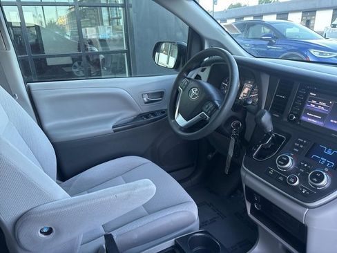 Used 2020 Toyota Sienna LE w/ LE Preferred Package image 12