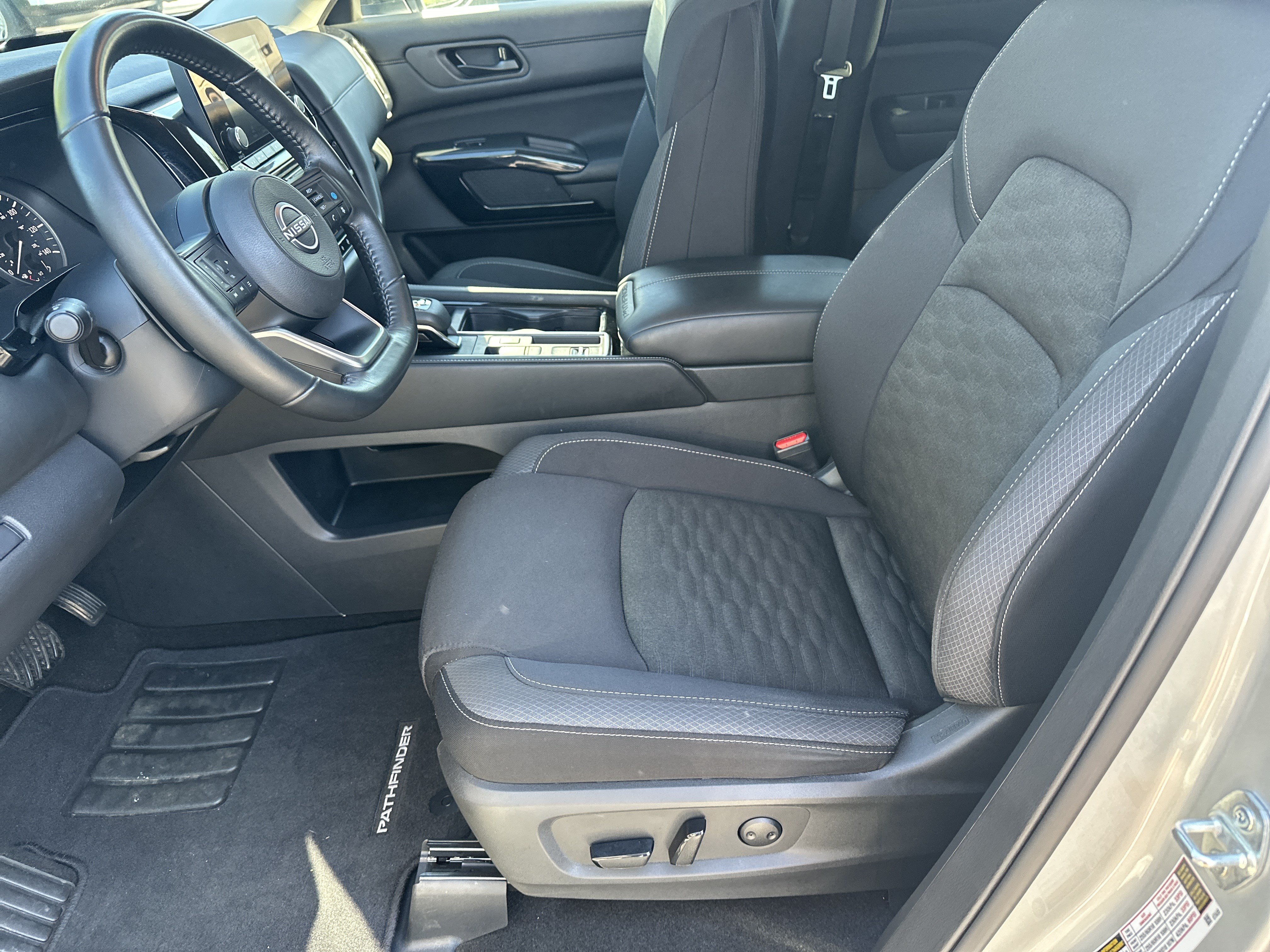 Used 2024 Nissan Pathfinder SV FWD image 9