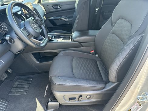Used 2024 Nissan Pathfinder SV FWD image 9