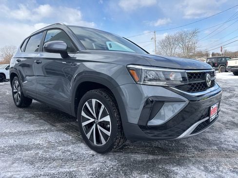 Used 2022 Volkswagen Taos SE image 3