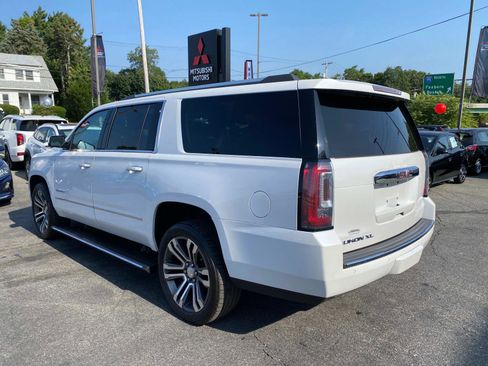Used 2020 GMC Yukon XL Denali w/ Denali Premium Package image 3