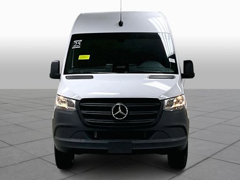 Used 2025 Mercedes-Benz Sprinter 2500 image 4