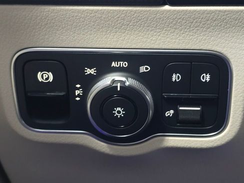 Used 2025 Mercedes-Benz GLA 250 4MATIC image 37