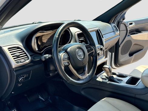Used 2017 Jeep Grand Cherokee Laredo AWD/4WD image 4