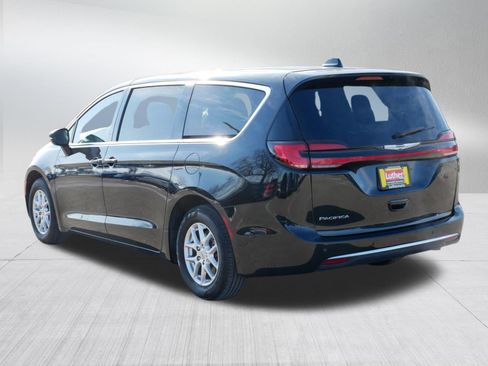 Used 2023 Chrysler Pacifica Touring-L image 5