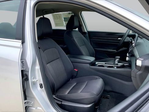 Used 2024 Nissan Altima 2.5 SV FWD image 9