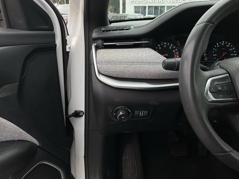 Used 2023 Jeep Compass Latitude image 24