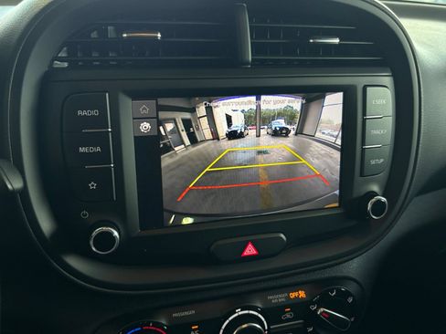 Used 2025 Kia Soul LX w/ LX Technology Package FWD image 22
