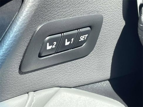 Used 2020 Toyota Avalon Limited image 27