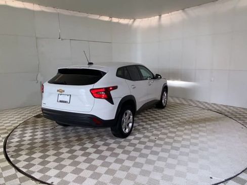 Used 2024 Chevrolet Trax LS w/ LS Convenience Package FWD image 3