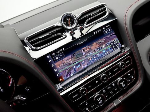 Used 2022 Bentley Bentayga AWD/4WD image 23