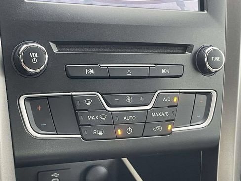 Used 2017 Ford Fusion SE w/ Fusion SE Technology Package FWD image 20
