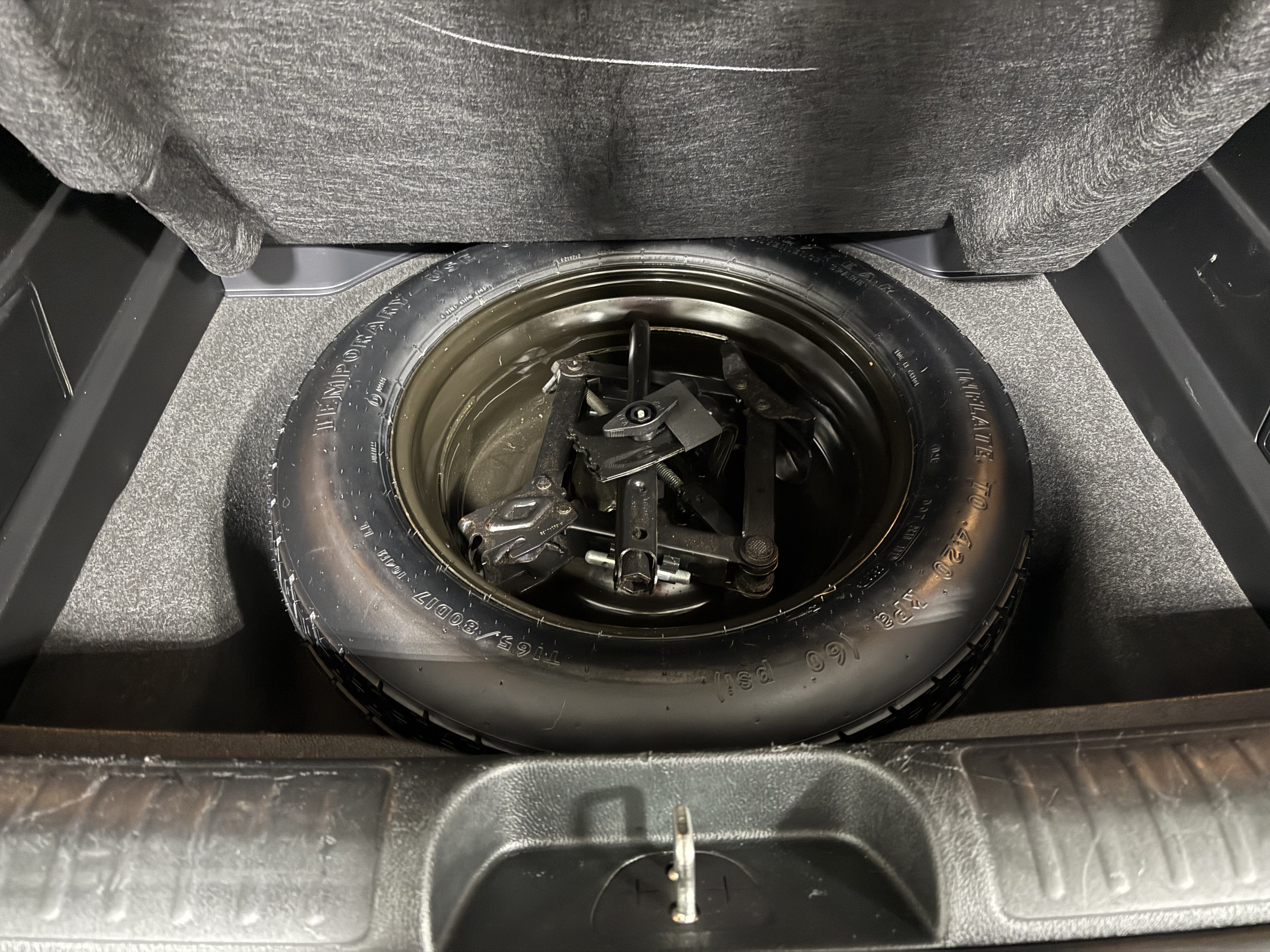 Used 2019 Jeep Cherokee Latitude Plus w/ Cold Weather Group AWD/4WD image 6