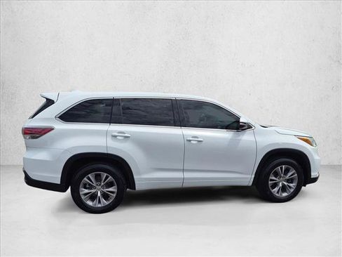 Used 2015 Toyota Highlander Plus FWD image 4