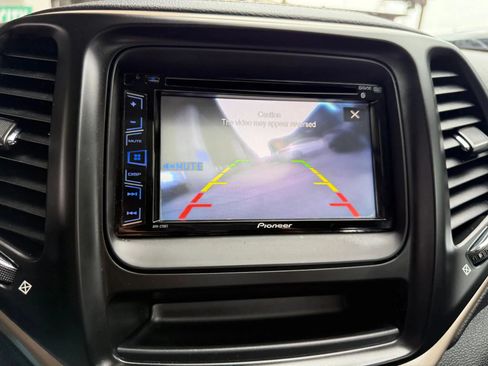 Used 2016 Jeep Cherokee Sport FWD image 27