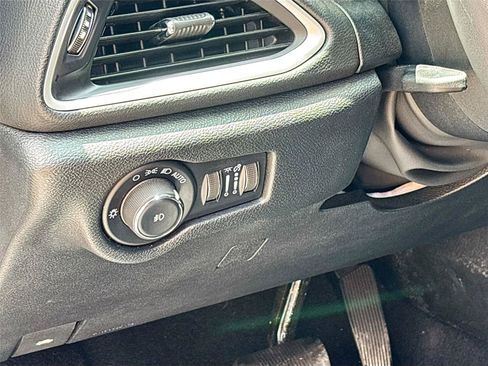 Used 2025 Chrysler Pacifica Select FWD image 10