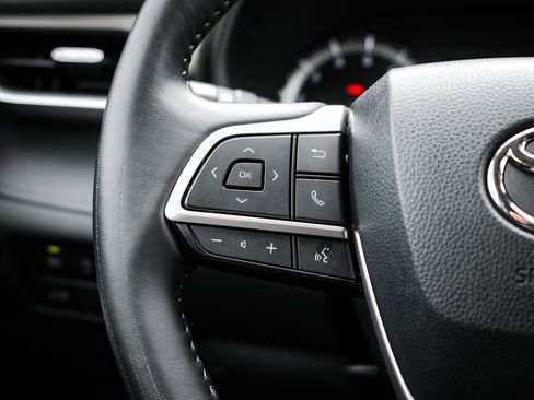 Used 2023 Toyota Highlander LE image 19