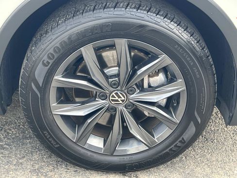 Certified 2023 Volkswagen Tiguan SE FWD image 29