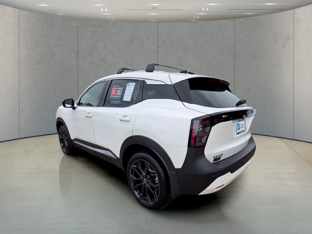 Used 2026 Nissan Kicks SR FWD image 3