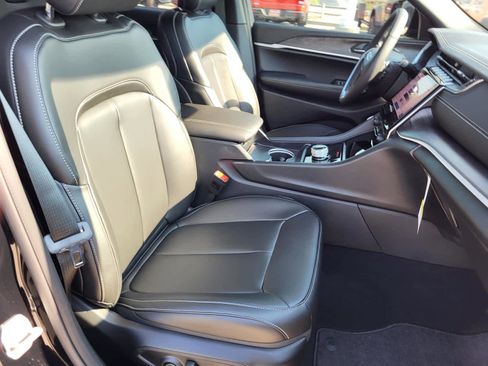 New 2025 Jeep Grand Cherokee Limited w/ Black Appearance Package image 10