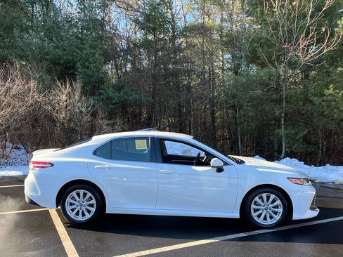 Used 2018 Toyota Camry LE image 6