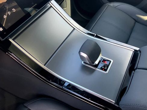 Used 2025 Land Rover Range Rover Velar Dynamic SE image 7