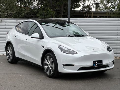 Used 2021 Tesla Model Y Long Range AWD/4WD image 8