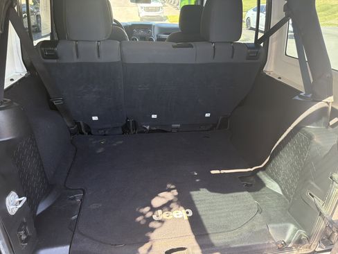 Used 2016 Jeep Wrangler Unlimited Sport w/ Connectivity Group AWD/4WD image 5