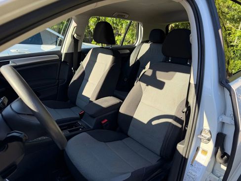 Used 2016 Volkswagen e-Golf SE w/ DC Fast Charging Package image 8