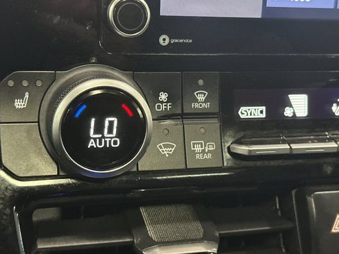 Used 2022 Toyota Highlander XLE AWD/4WD image 29