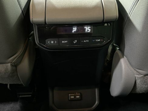 Used 2022 Toyota Highlander LE image 34