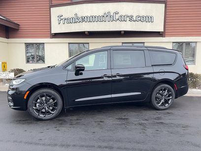 New 2026 Chrysler Pacifica Limited w/ S Appearance Package