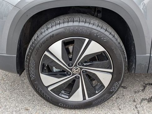 Used 2025 Volkswagen Taos SE w/ Panoramic Sunroof Package image 10