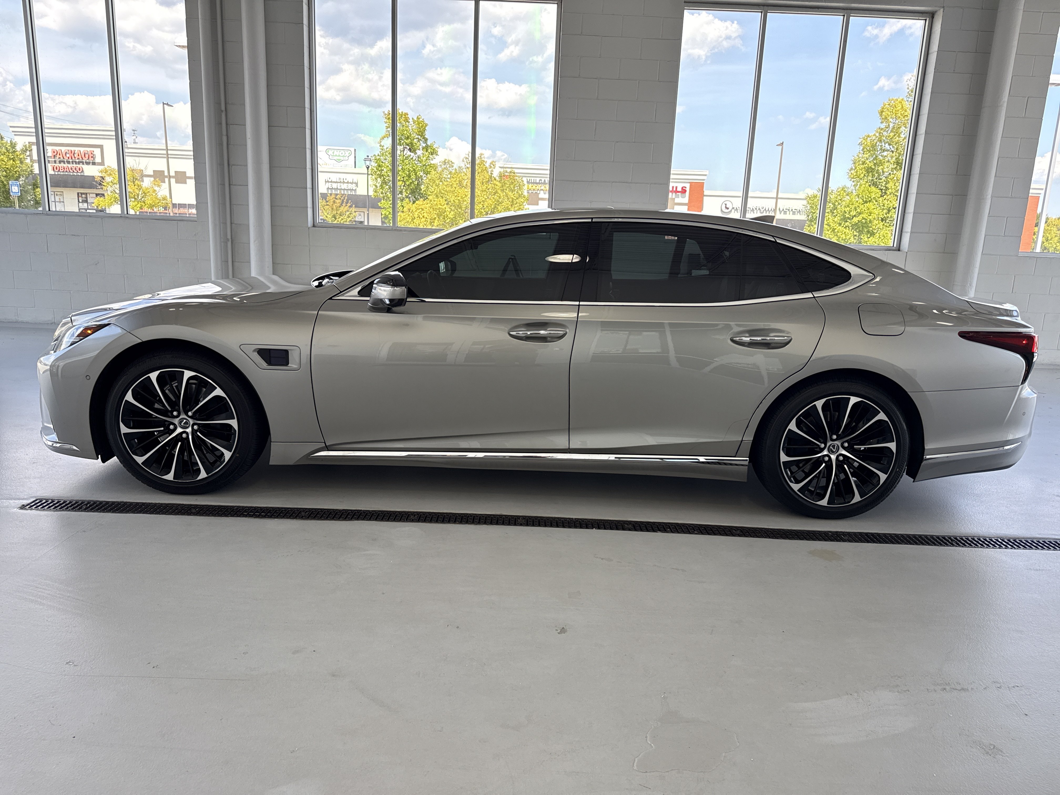Used 2023 Lexus LS 500h AWD w/ Luxury Package image 6