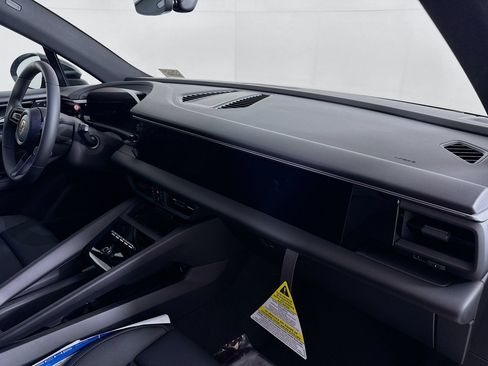 Certified 2025 Porsche Macan 4S Electric AWD/4WD image 23
